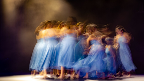 舞台上の俳優たちの群像